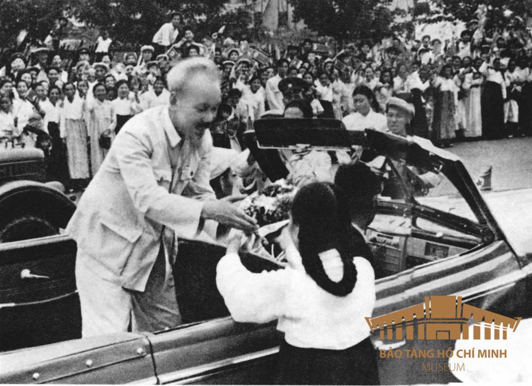 Nhân dân Thủ đô Bình Nhưỡng đón mừng Chủ tịch Hồ Chí Minh sang thăm hữu nghị nước Cộng hòa dân chủ nhân dân Triều Tiên. Ảnh: Tư liệu BTHCM