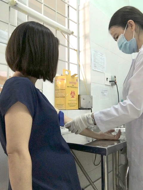 Cán bộ Khoa Phòng chống HIV/AIDS (Trung tâm Kiểm soát bệnh tật tỉnh) xét nghiệm sàng lọc phụ nữ mang thai nhiễm HIV. 