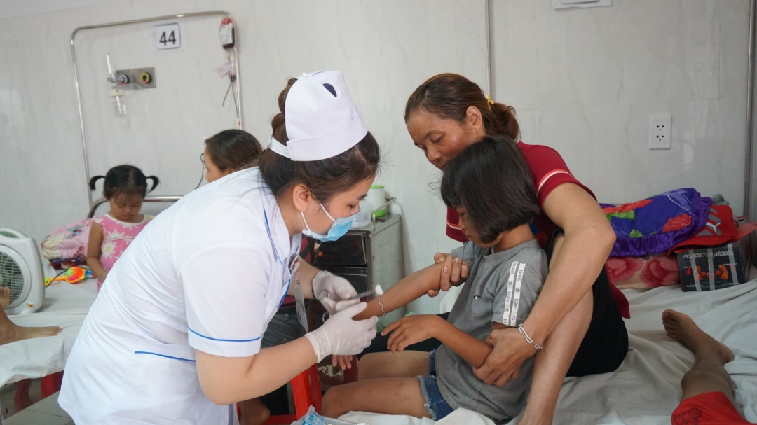Trẻ bị tan máu bẩm sinh được chăm sóc, điều trị tại Bệnh viện Đa khoa vùng Tây Nguyên. Ảnh: Quang Nhật