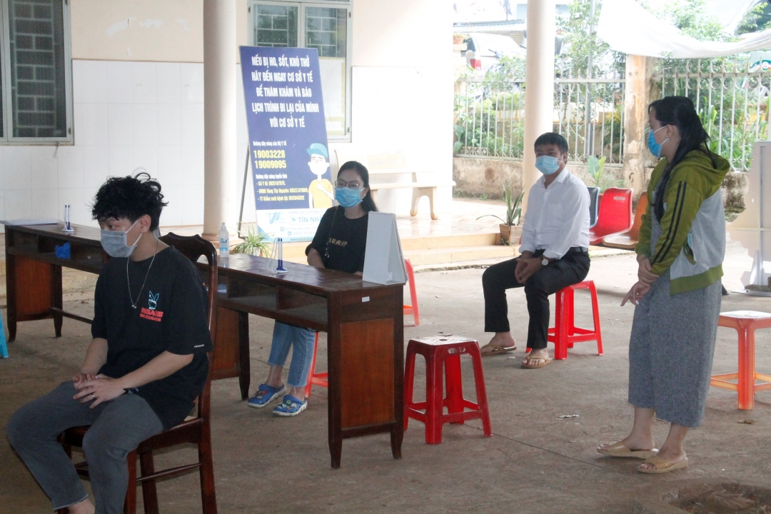 Người dân đến lấy mẫu xét nghiệm tại Trạm Y tế phường Tân Thành được hướng dẫn ngồi giãn cách để phòng dịch COVID-19.  