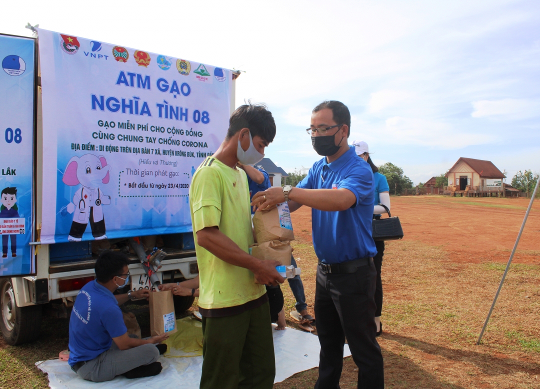 Người dân huyện Krông Búk nhận gạo từ chương trình 