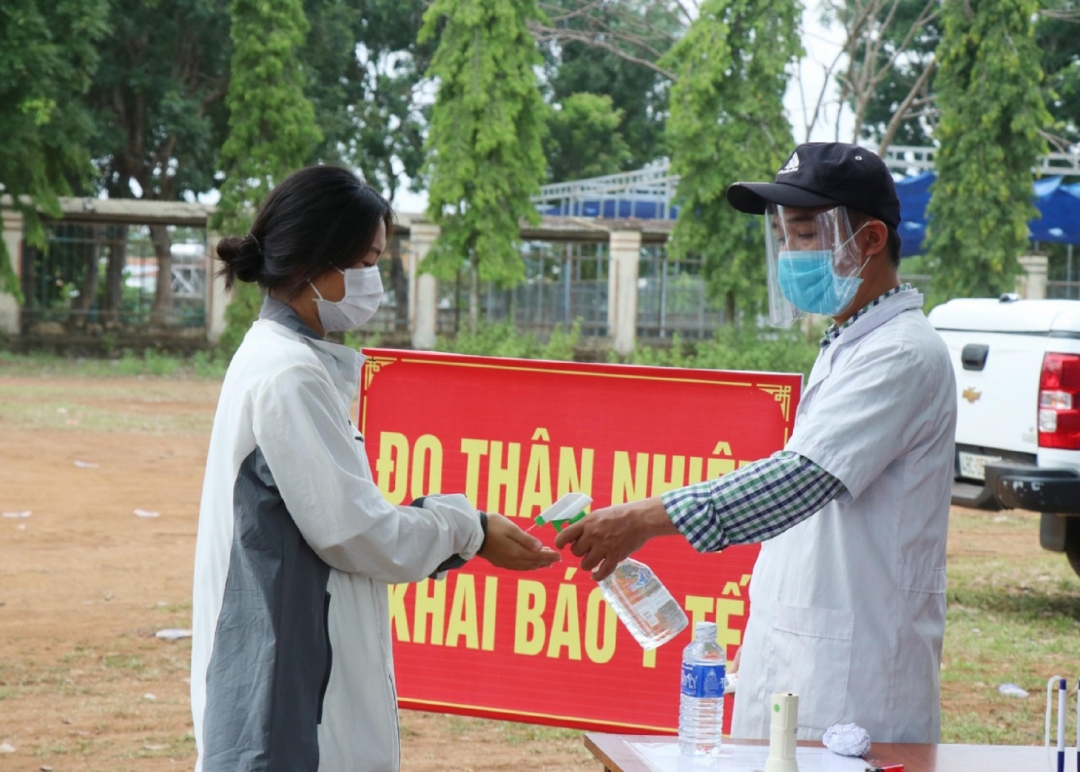 Đội ngũ y tế cùng các lực lượng khác đang làm nhiệm vụ tại chốt chống dịch trên Quốc lộ 14, đoạn qua xã Hòa Phú, TP. Buôn Ma Thuột. 