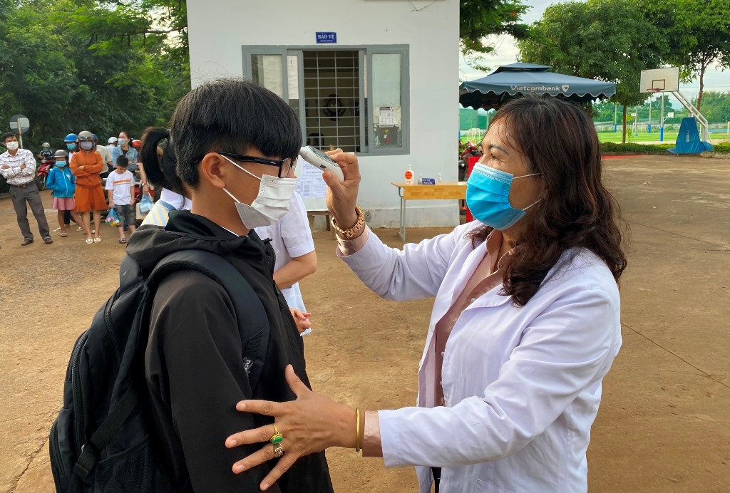Tiến hành đo thân nhiệt cho thí sinh tham dự kỳ thi.