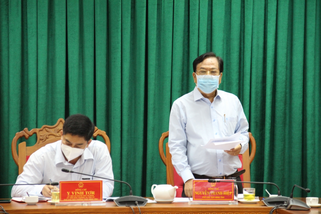 Phó Chủ tịch HĐND tỉnh Nguyễn Thanh Hiệp phát biểu tại cuộc họp.