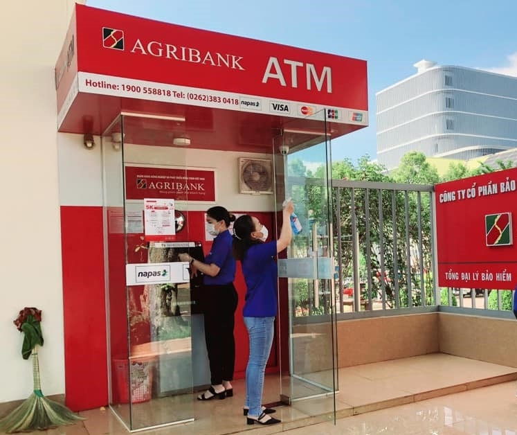 Cán bộ Agribank Bắc Đắk Lawsk vệ sinh khử khuẩn hệ thống máy ATM của đơn vị