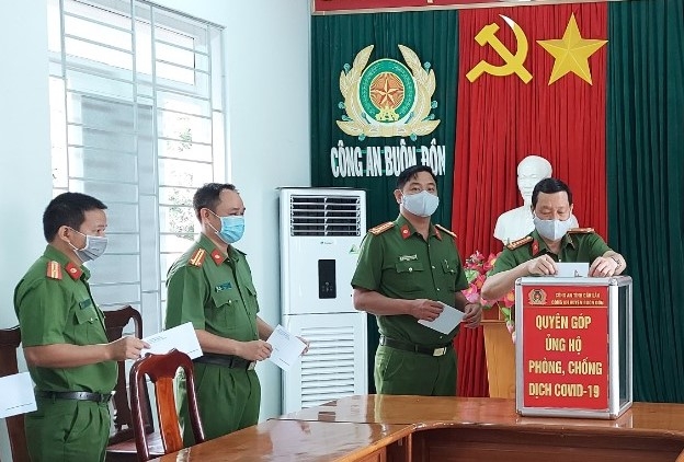 Lãnh đạo Công an huyện Buôn Đôn ủng hộ Quỹ phòng, chống dịch COVID-19.