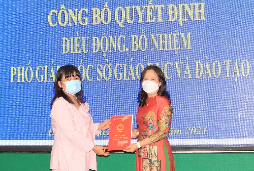 Phó Chủ tịch UBND tỉnh HYim Kđoh trao Quyết định điều động, bổ nhiệm Phó Giám đốc Sở GD-ĐT đối với bà Lê Thị Kim Oanh.