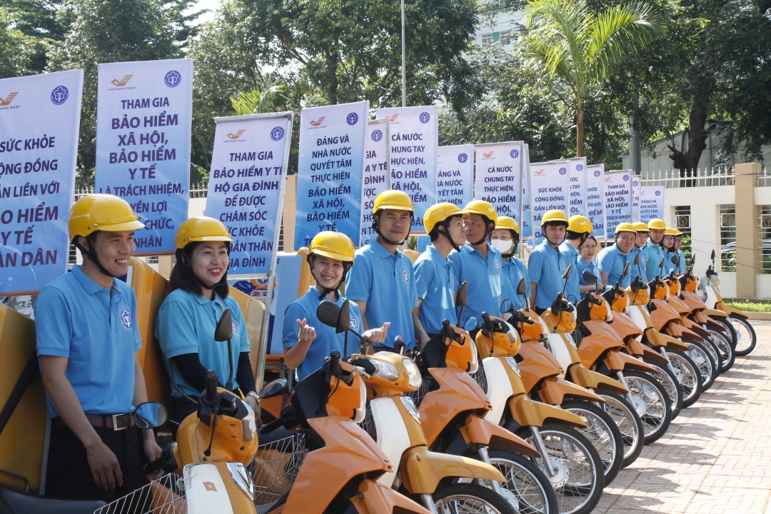 Nhân viên thu bảo hiểm ra quân tuyên tuyên truyền, vận động người dân tham gia BHXH tự nguyện và BHYT.