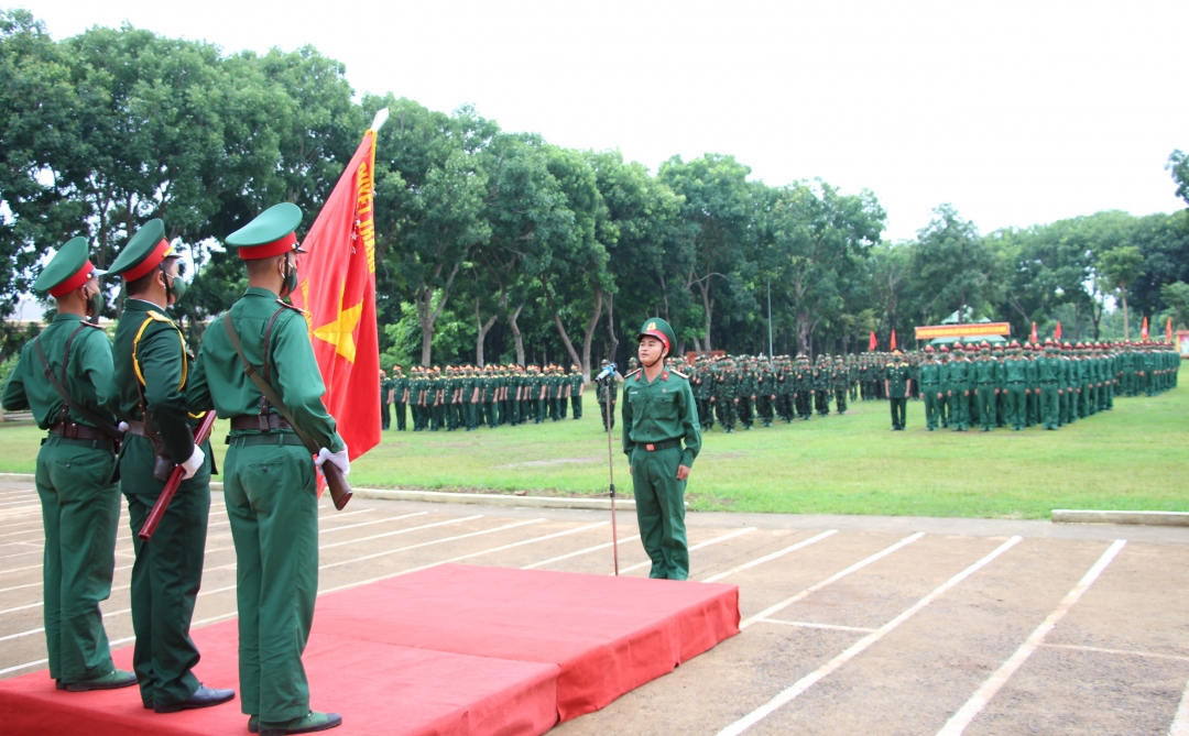 Binh nhì Nguyễn Tiến Bằng đọc lời tuyên thệ trước Quân kỳ