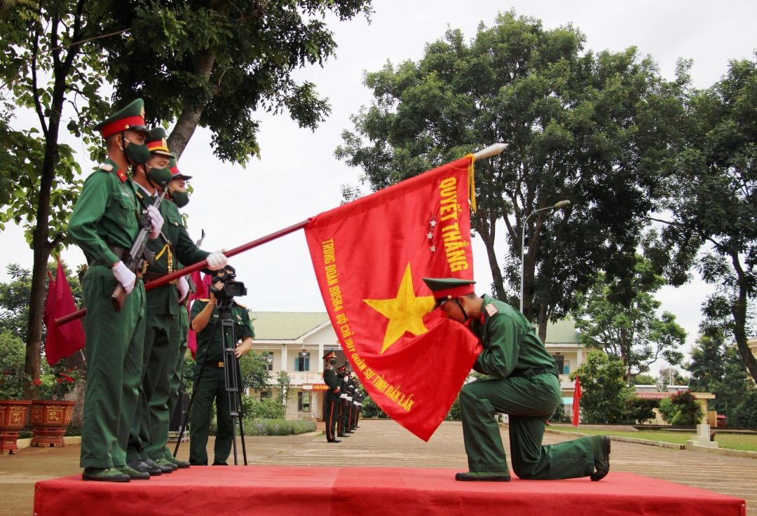 Nguyễn Tiến Bằng đặt nụ hôn hành lễ lên Quân kỳ