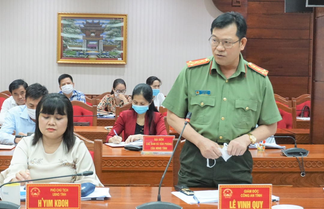 Đại tá Lê Vinh Quy, Giám đốc Công an tỉnh đóng góp ý kiến tại phiên họp.