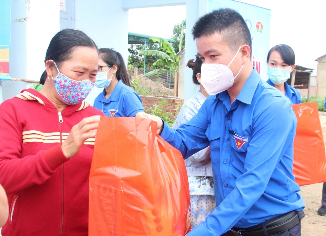 Tặng quà các gia đình có hoàn cảnh khó khăn