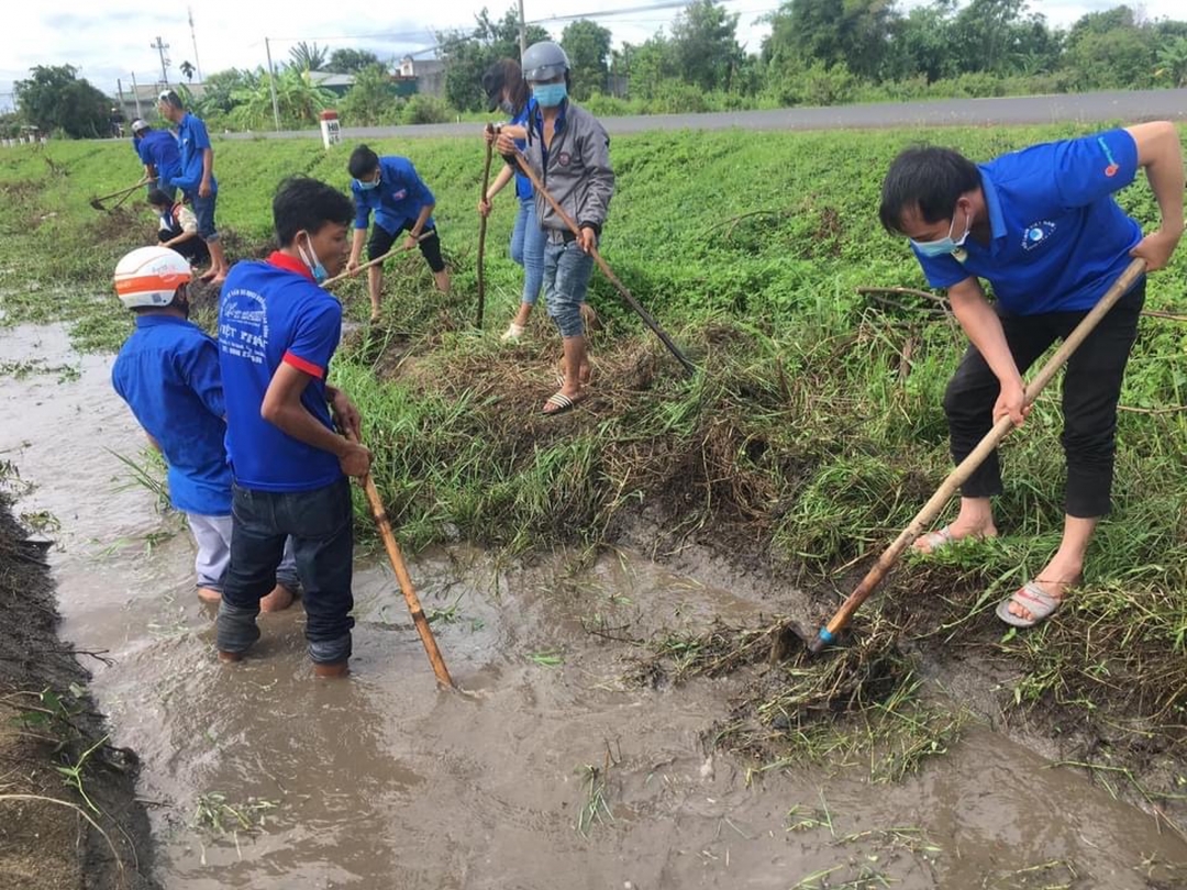 ... tham gia nạo vét kênh mương nội đồng tại xã Tân Hòa. 