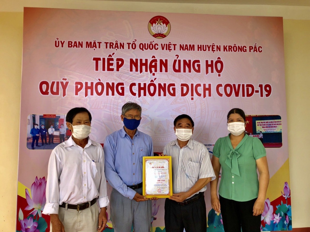 UBMTTQVN huyện, nhận tiền và trao thư cảm ơn cho các tổ chức, cá nhân ủng hộ quỹ