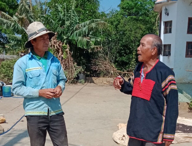 Già Y Lú Byă (bên phải) thăm hỏi đời sống người dân trong buôn.    