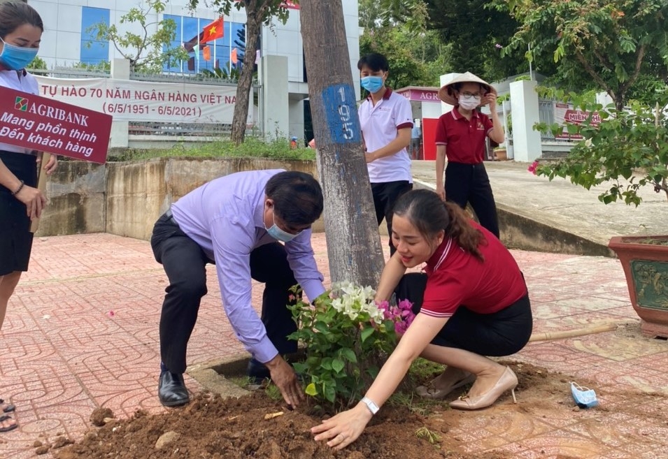 Ông Võ Ngọc Tuyên, Tỉnh ủy viên, Bí thư Huyện ủy Lắk tham gia trồng cây xanh cùng cán bộ, viên chức Agribank Chi nhánh huyện Lắk