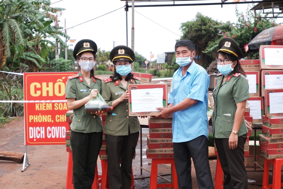 Công an huyện Ea H'leo tặng quà cho người dân trong khu vực cách ly xã Cư Mốt.