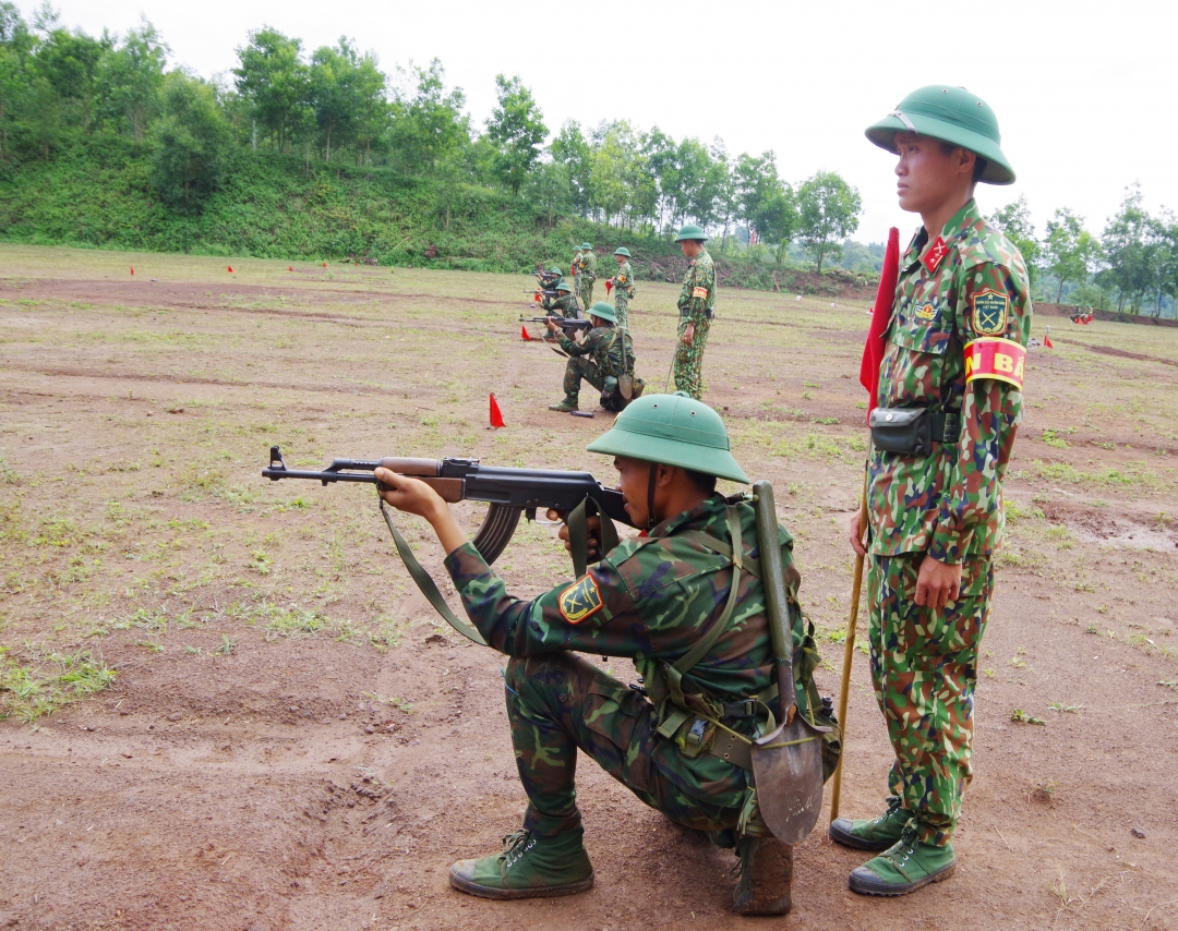 Chiến sĩ mới được kiểm tra nội dung bắn súng tiểu liên AK, bài 1: bắn mục tiêu ẩn hiện ban ngày ở tư thế  quỳ bắn.  