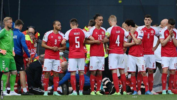 Các cầu thủ Đan Mạch khoách tay nhau tạo thành vòng tròn che chắn cho Christian Eriksen trở thành hình ảnh đáng nhớ tại Euro 2020. (Ảnh: Internnet)