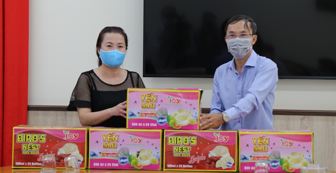 Tổng biên tập Báo Đắk Lắk  Đinh Xuân Toản trao quà tặng cán bộ, y bác sĩ Trung tâm Kiểm soát bệnh tật tỉnh và ...