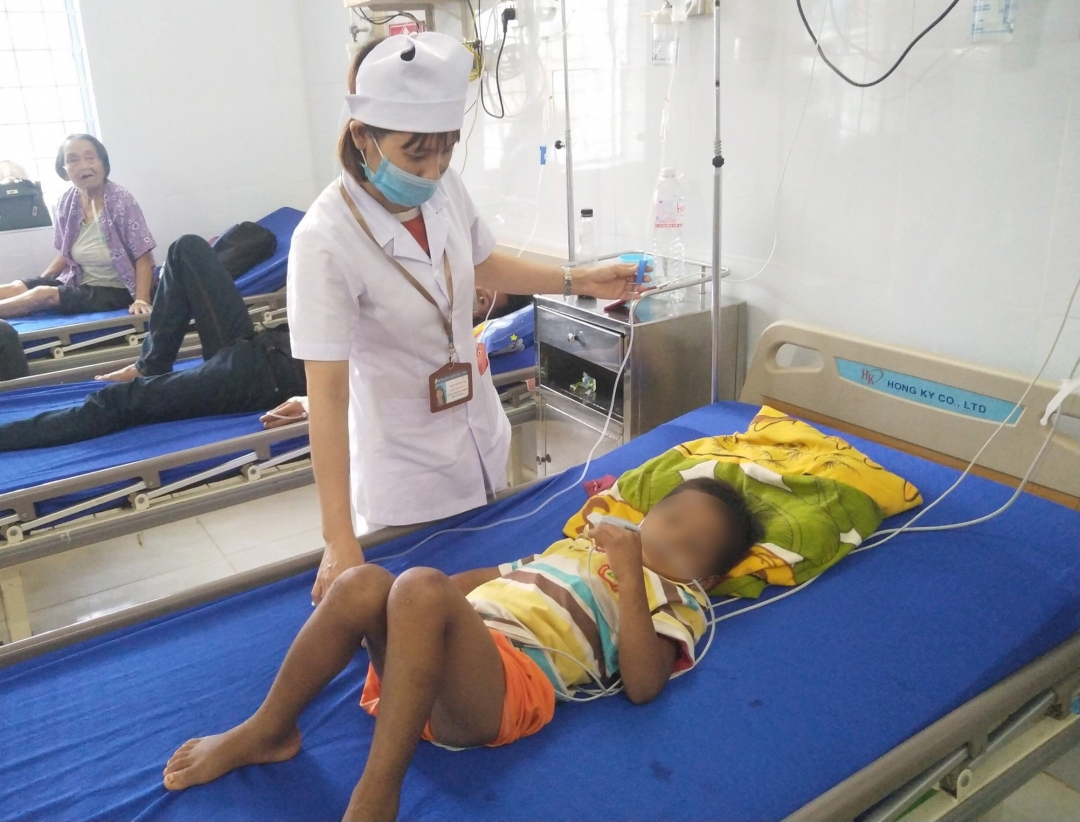 Bé H’Bom Niê Hra (3 tuổi) đang được điều trị tại Trung tâm Y tế huyện Cư M'gar do ngộ độc thịt cóc