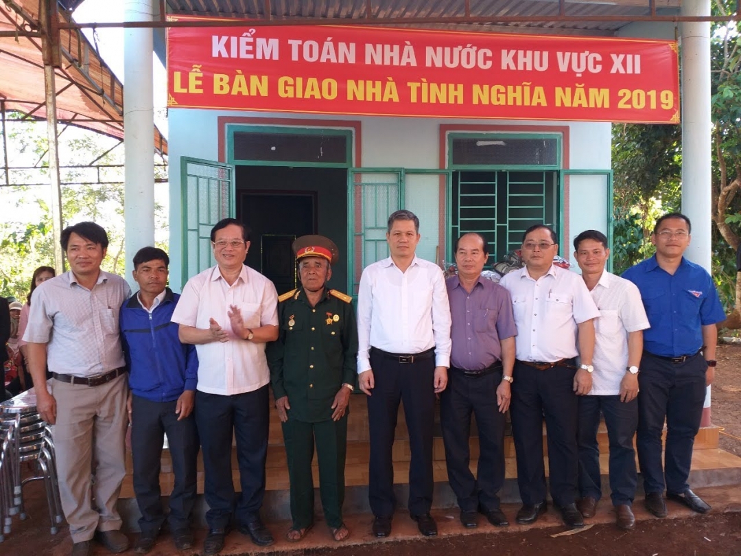 Lãnh đạo Kiểm toán Nhà nước khu vực 12 trao  tặng  Nhà Tình nghĩa. 