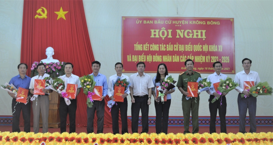 Bí thư Huyện ủy Krông Bông Đỗ Quốc Hương trao giấy chứng nhận cho các đại biểu trúng cử. 