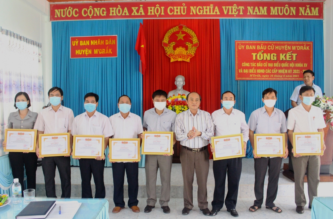 Lãnh đạo UBND huyện MDrắk trao Giấy khen tặng các cá nhân có thành tích xuất sắc trong công tác bầu cử. 