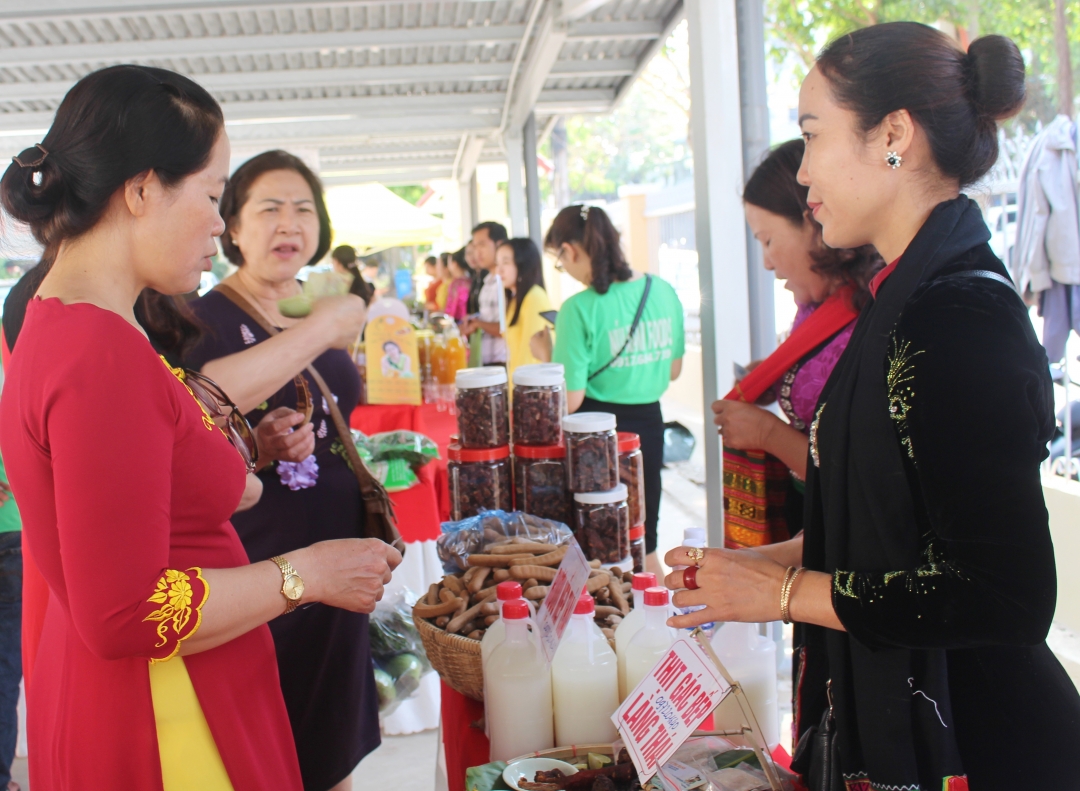 Giới thiệu sản phẩm khởi nghiệp của phụ nữ tại Ngày hội phụ nữ khởi nghiệp.