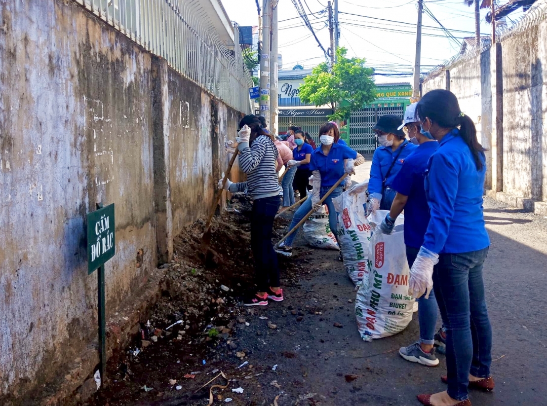 Đoàn viên thanh niên phường Tân Lợi ra quân xóa 