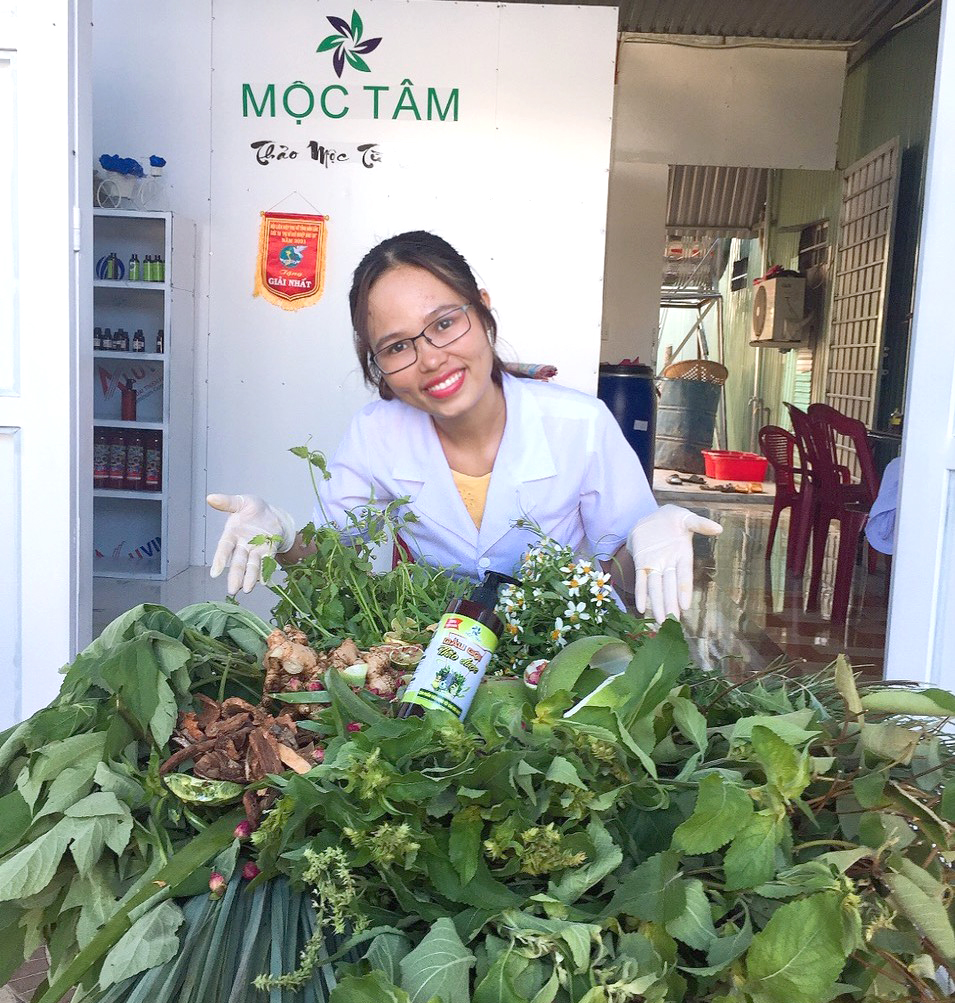 Chị Bùi Thị Hòa cùng những nguyên liệu để sản xuất chế phẩm tẩy rửa hữu cơ.