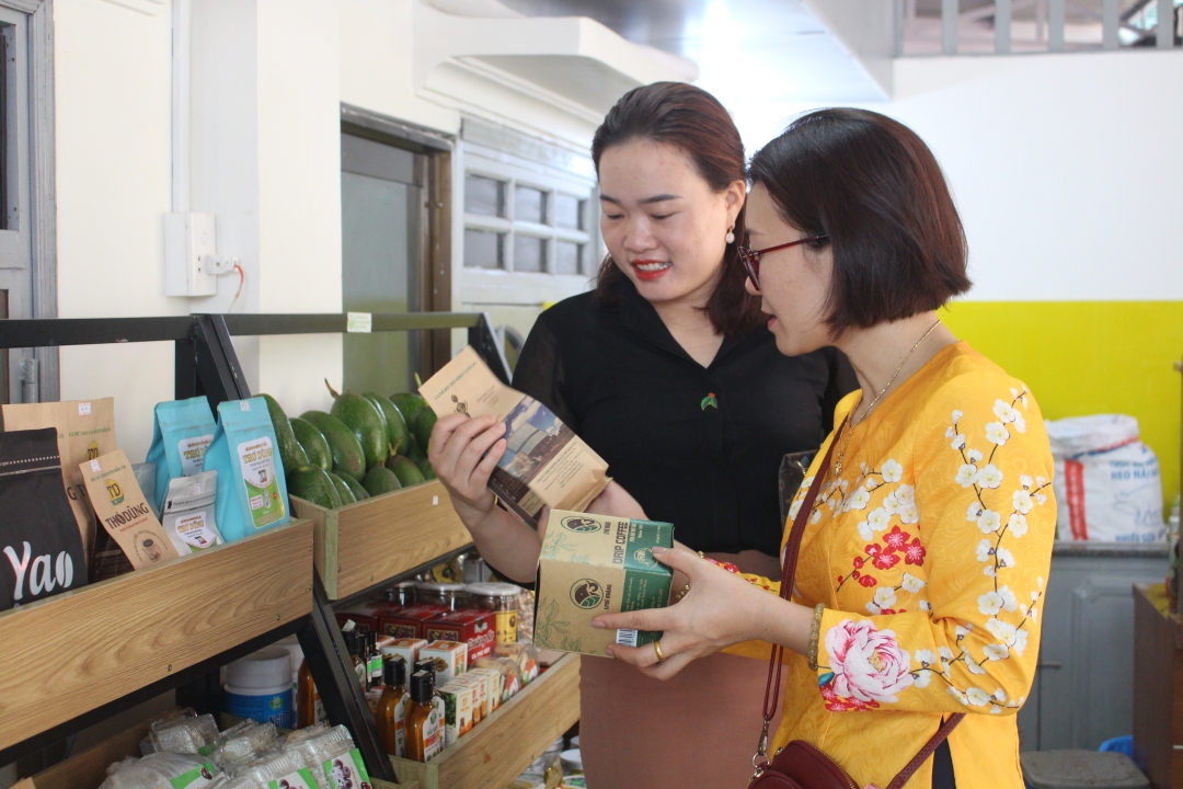 Sản phẩm  khởi nghiệp  của phụ nữ  được trưng bày, giới thiệu tại Điểm kết nối nông sản  chất lượng cao.