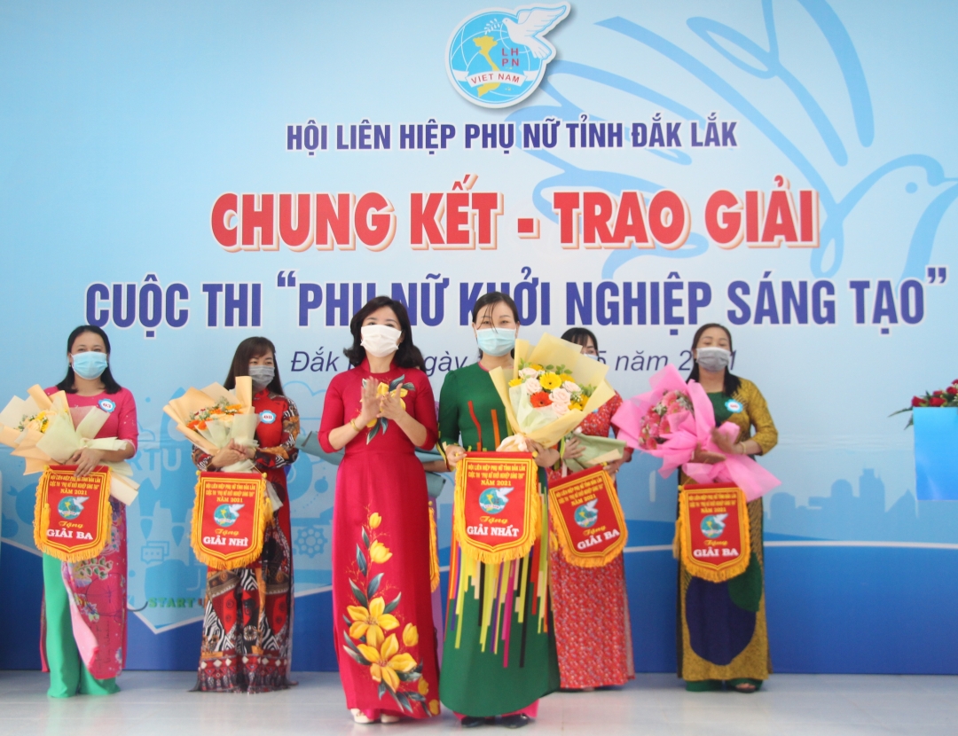 Trao giải cho các dự án khởi nghiệp xuất sắc tại Cuộc thi phụ nữ khởi nghiệp sáng tạo năm 2021. 