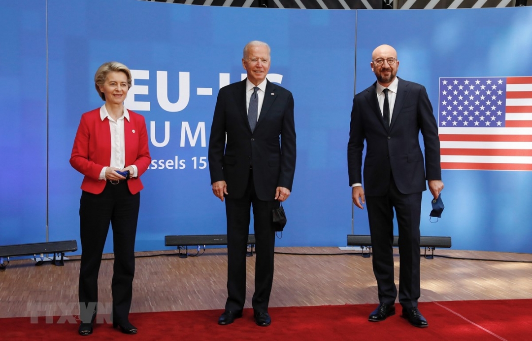 Chủ tịch Ủy ban châu Âu Ursula von der Leyen (trái), Tổng thống Mỹ Joe Biden (giữa) và Chủ tịch Hội đồng châu Âu Charles Michel (phải) tại cuộc gặp ở Brussels - Bỉ ngày 15-6-2021.    Ảnh: THX/TTXVN