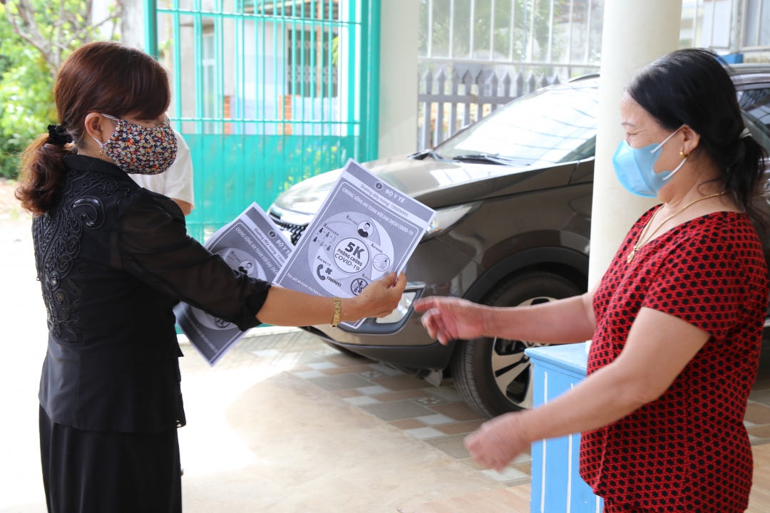 hành viên  tổ COVID-19 tại tổ dân phố 9 (phường Khánh Xuân,  TP. Buôn Ma Thuột) đến nhà người dân tuyên truyền phòng, chống dịch bệnh. Ảnh: Đình Thi