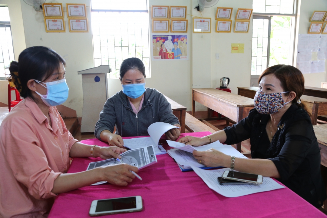 Cán bộ Trạm Y tế phường Khánh Xuân tổ chức họp, trao đổi các phương án phòng chống dịch đối với các thành viên trong tổ COVID-19. Ảnh: Đình Thi