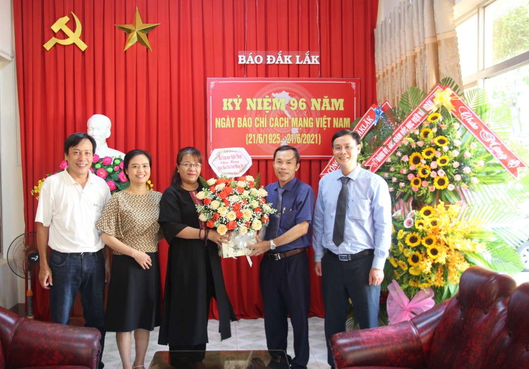 Hội Văn học Nghệ thuật tỉnh chúc mừng Báo Đắk Lắk
