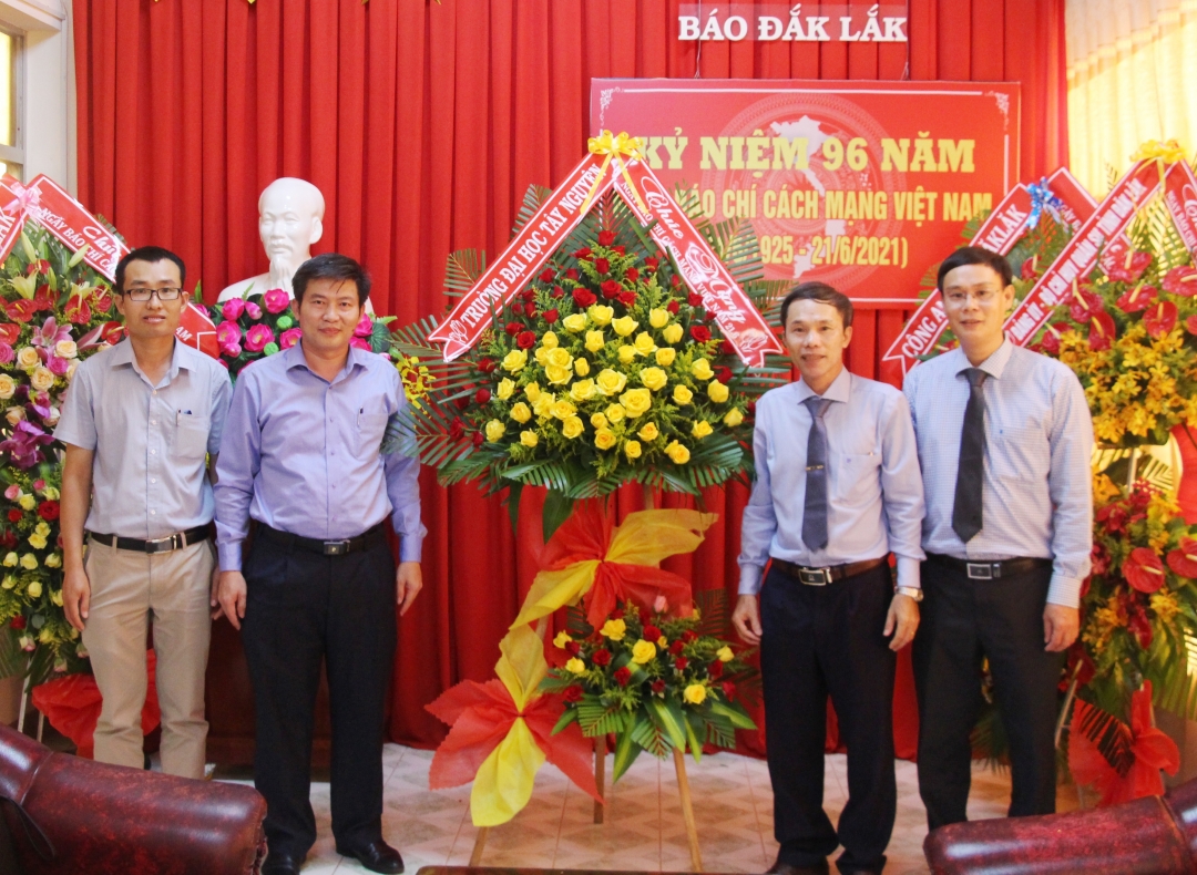  Trường Đại học Tây Nguyênchúc mừng Báo Đắk Lắk