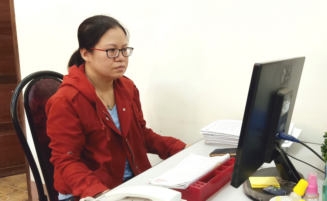 Nhà báo  Lã Hồng Thủy đang xử lý  tin, bài.   Ảnh: Đức Văn