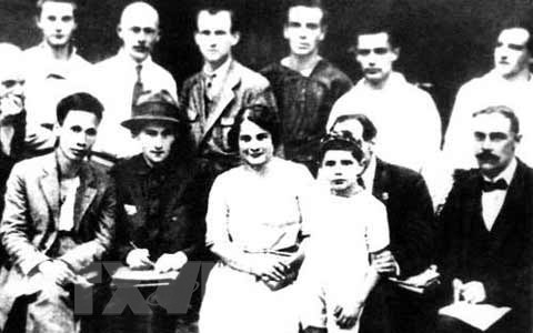 Đồng chí Nguyễn Ái Quốc (người ngồi đầu tiên bên trái ) chụp ảnh với một số đại biểu tham dự Đại hội lần thứ V Quốc tế Cộng sản tại Moskva, Nga từ ngày 17-6 đến 8-7-1924.  Ảnh: Tư liệu/TTXVN 