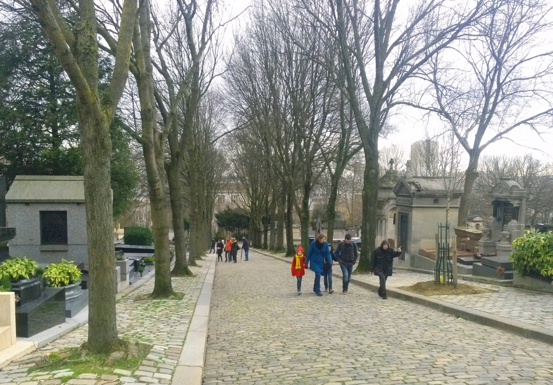 Du khách tham quan nghĩa trang - công viên Père La Chaise.  