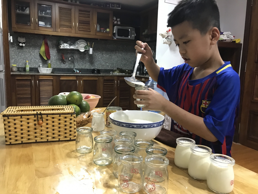 Trẻ tập làm những món ăn đơn giản, phù hợp với lứa tuổi tại nhà để có thêm kỹ năng sống. 
