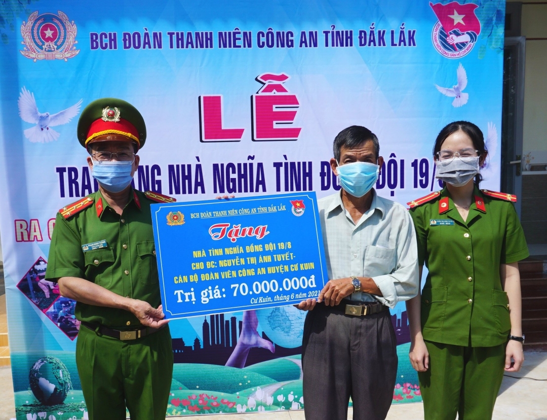 Lãnh đạo Công an tỉnh bàn giao 