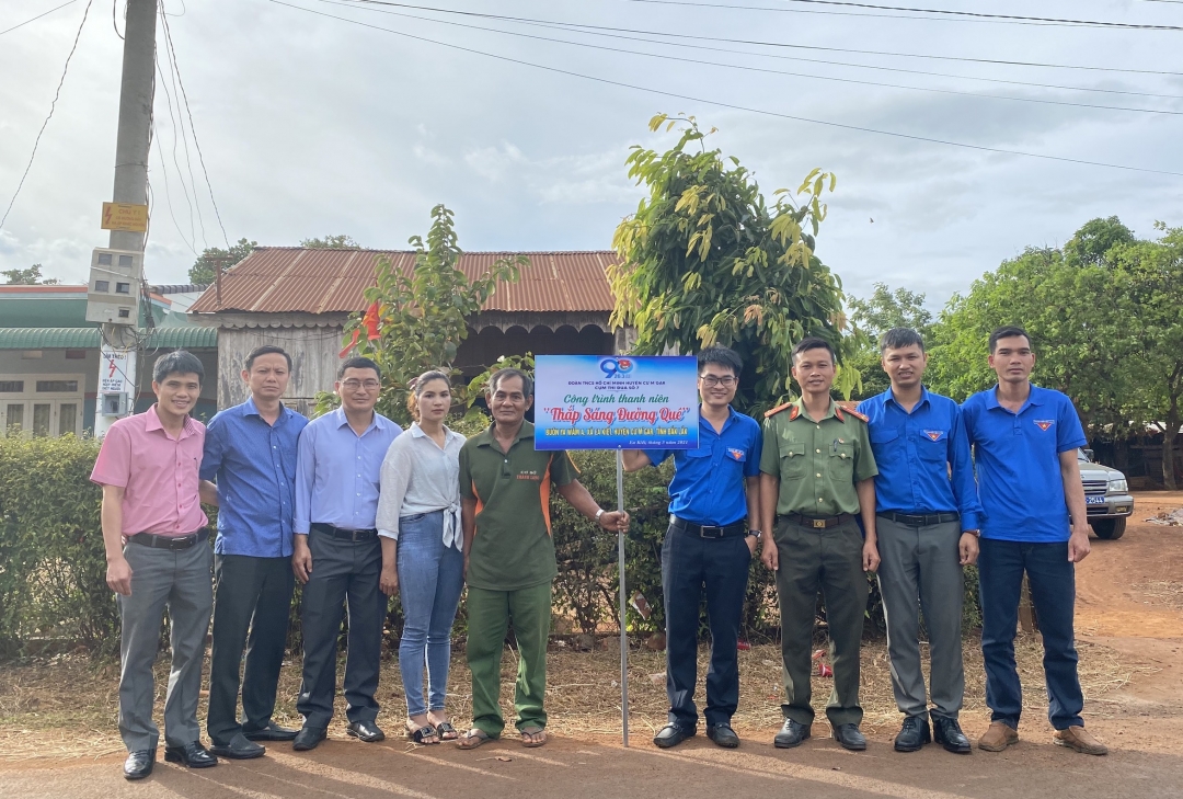 Lãnh đạo địa phương và Đoàn thanh niên Cụm thi đua số 7 bàn giao công trình “Thắp sáng đường quê” cho Ban tự quản buôn Ja Wầm A (xã Ea Kiết). 