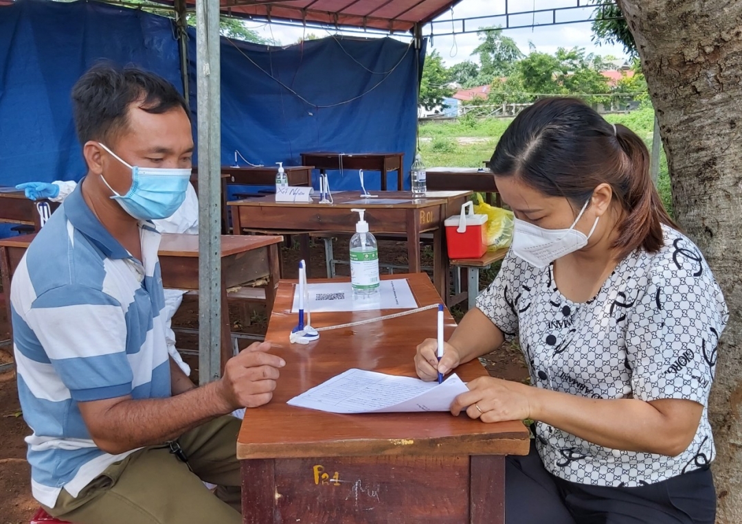 Tài xế khai báo y tế tại chốt kiểm soát phòng, chống dịch COVID-19 đoạn qua xã Hòa Phú (TP. Buôn Ma Thuột). 