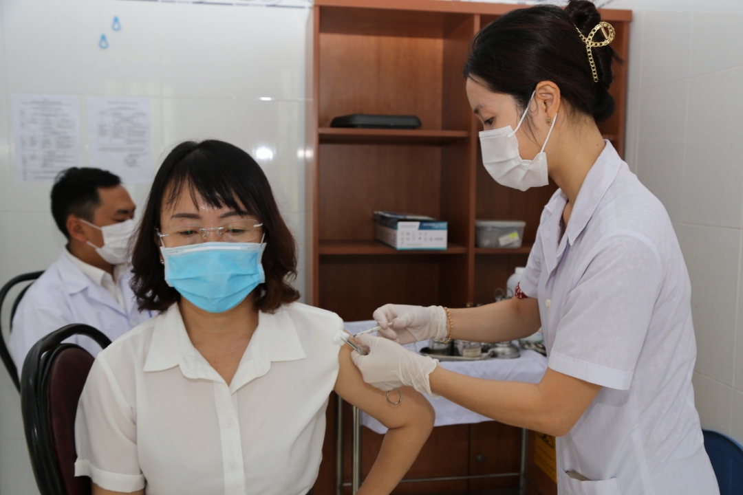 Tiêm vắc xin phòng COVID -19 đợt 2 cho các đối tượng ưu tiên trên địa bàn tỉnh. Ảnh: Kim Oanh