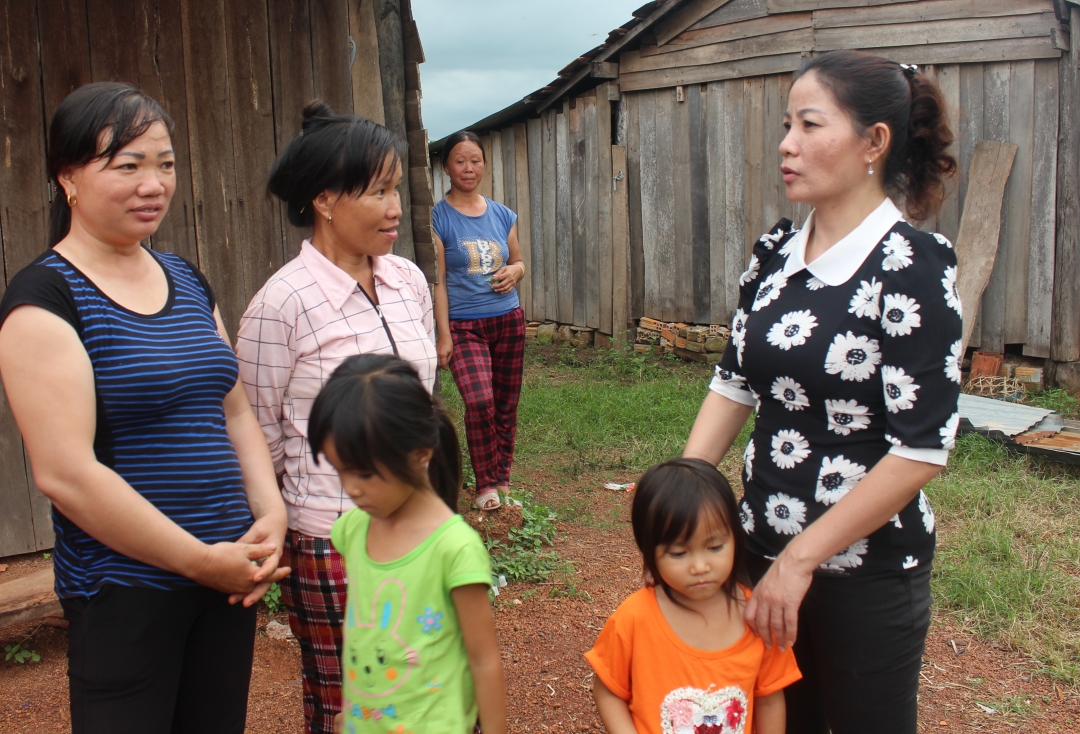 Chủ tịch Hội LHPN tỉnh Nguyễn Thị Thu Nguyệt (bìa phải) thăm hỏi gia đình hội viên phụ nữ xã Ea Lê,  huyện Ea Súp.   