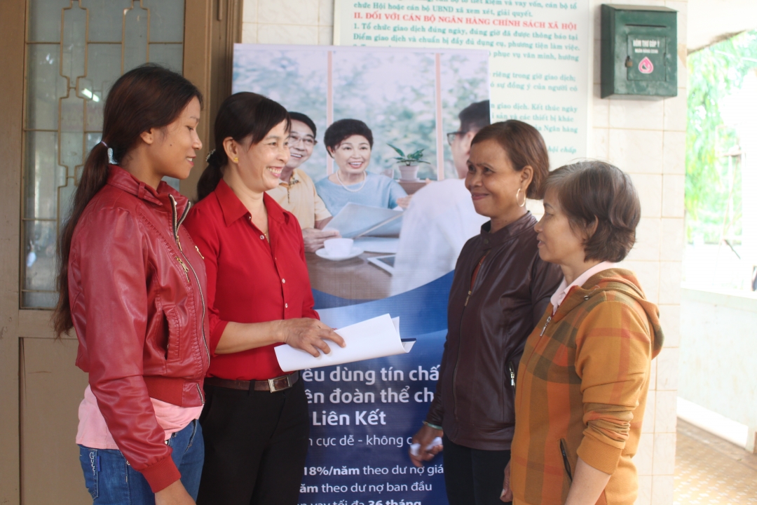 Phụ nữ xã Ea Bông (huyện Krông Ana) cùng chia sẻ những câu chuyện về gia đình. 