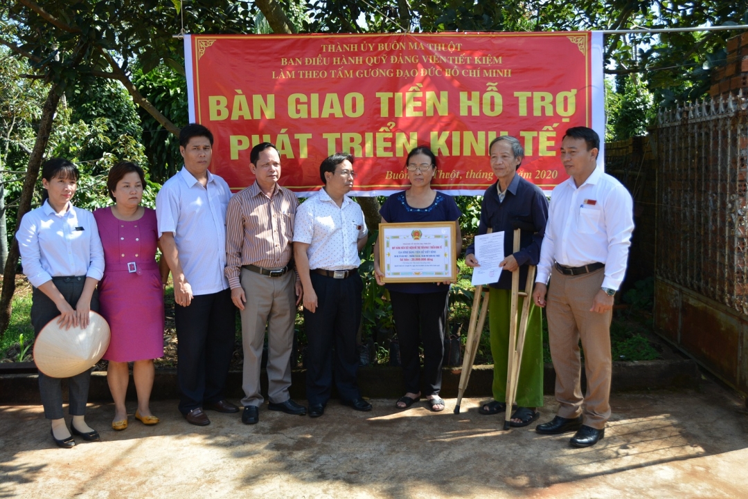 Ban điều hành Quỹ Đảng viên tiết kiệm làm theo tấm gương đạo đức Hồ Chí Minh TP. Buôn Ma Thuột trao tiền hỗ trợ phát triển kinh tế cho đảng viên khó khăn.