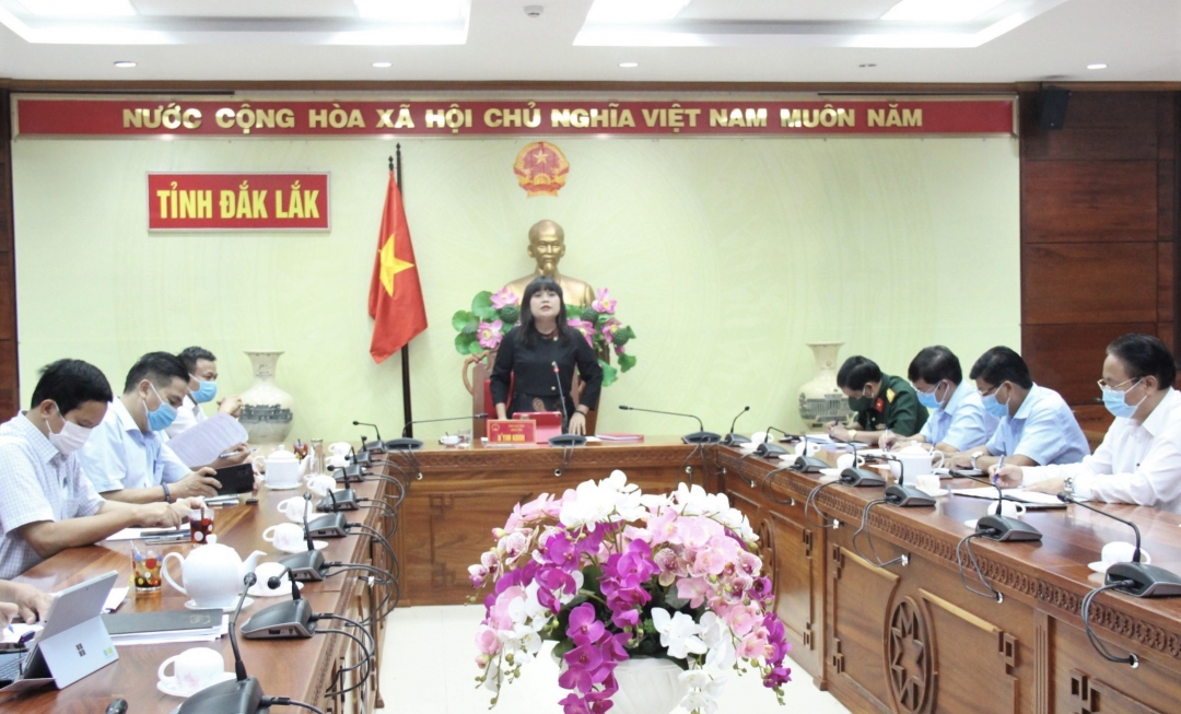 Phó Chủ tịch UBND tỉnh, Phó Trưởng Ban Chỉ đạo phòng chống dịch COVID-19 tỉnh H’Yim Kđoh chỉ đạo tại cuộc họp